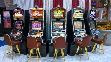 Live roulette wheel spinning with players seated around the table at a dola4d studio